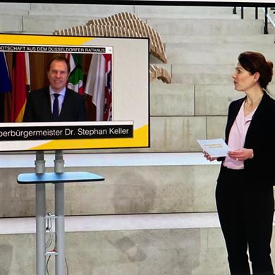 Moderatorin und Pressesprecherin Simone Fischer und der virtuell zugeschaltete Oberbürgermeister Dr. Stephan Keller.